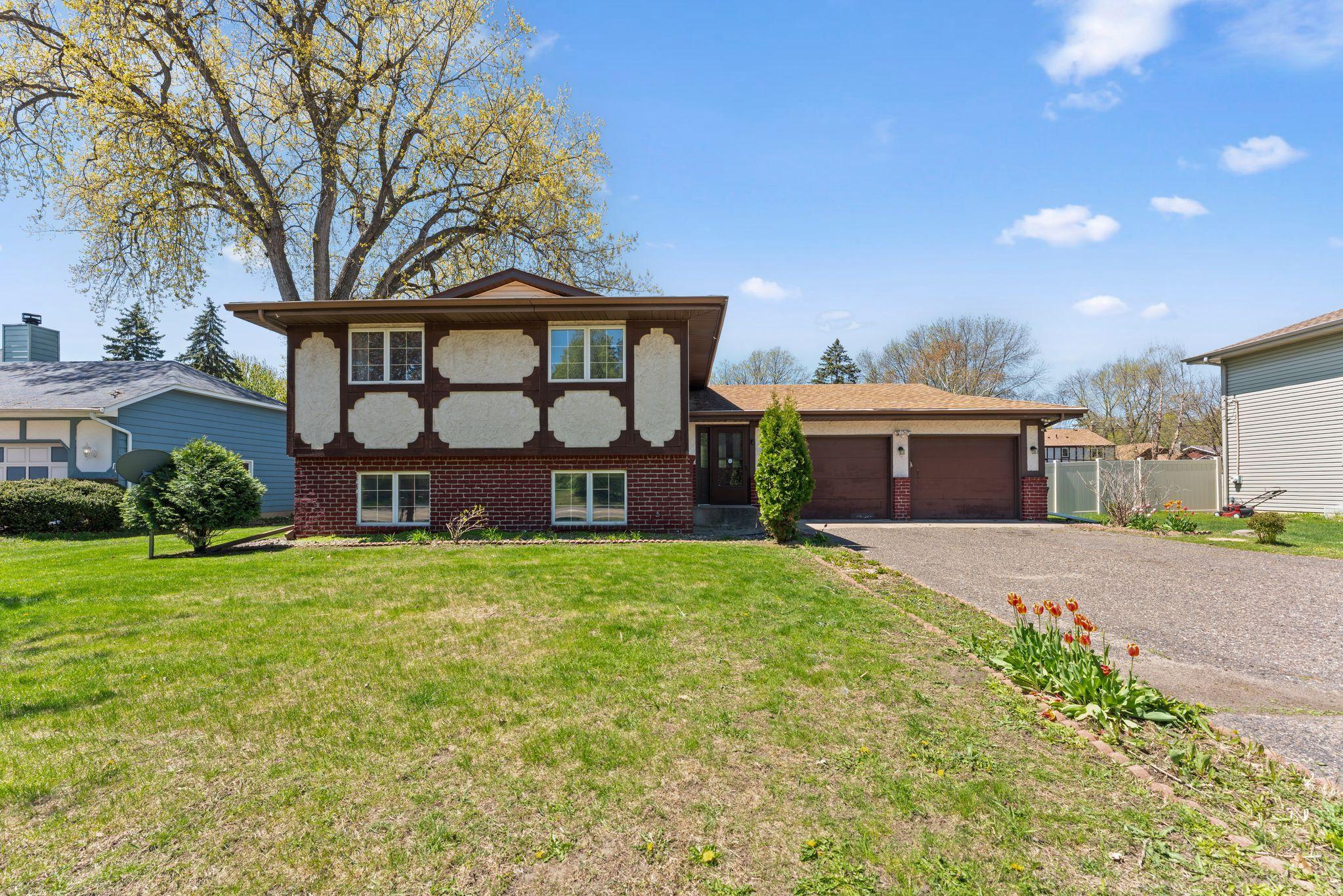 1889 Hamline Avenue North Falcon Heights, MN 55113 - Photo 2 of 34