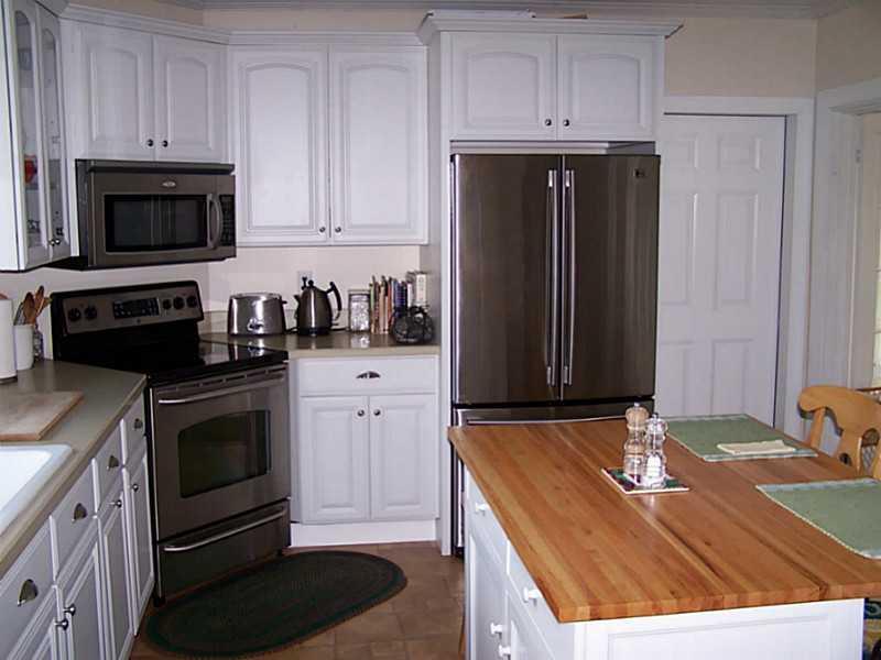 31 Decary Road Biddeford, ME 04005 - Photo 5 of 32 Kitchen.