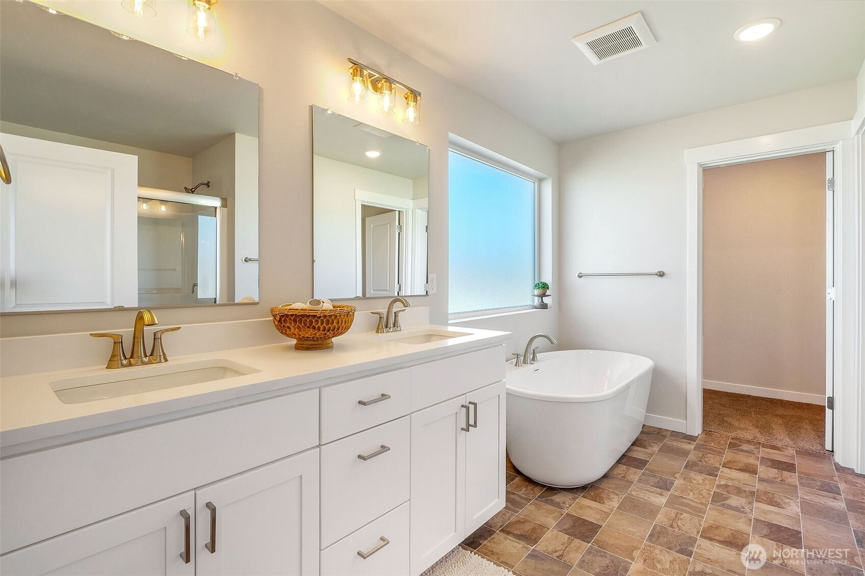 494 North Ruddy Street Moses Lake, WA 98837 - Photo 18 of 19 a spacious bathroom with a double vanity sink mirror and bathtub