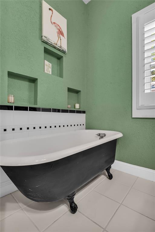 2414 Newberry Street Orlando, FL 32806 - Photo 28 of 36 a view of cabinets and window