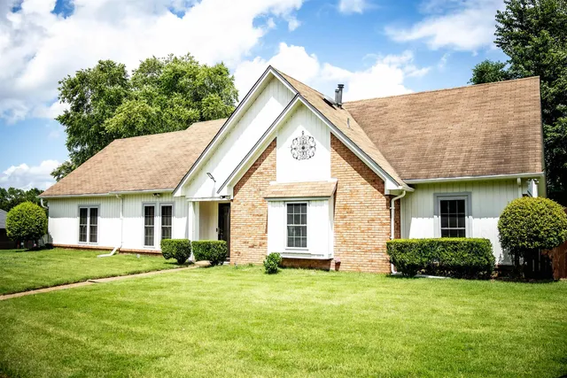 a view of a house with a yard and plants