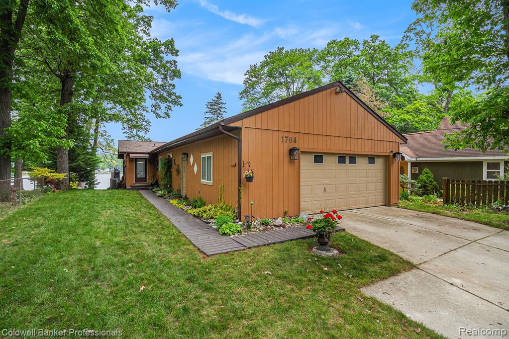 1704 Clark Lake Road Brighton, MI 48114 - Photo 1 of 39 Gallery Image 1