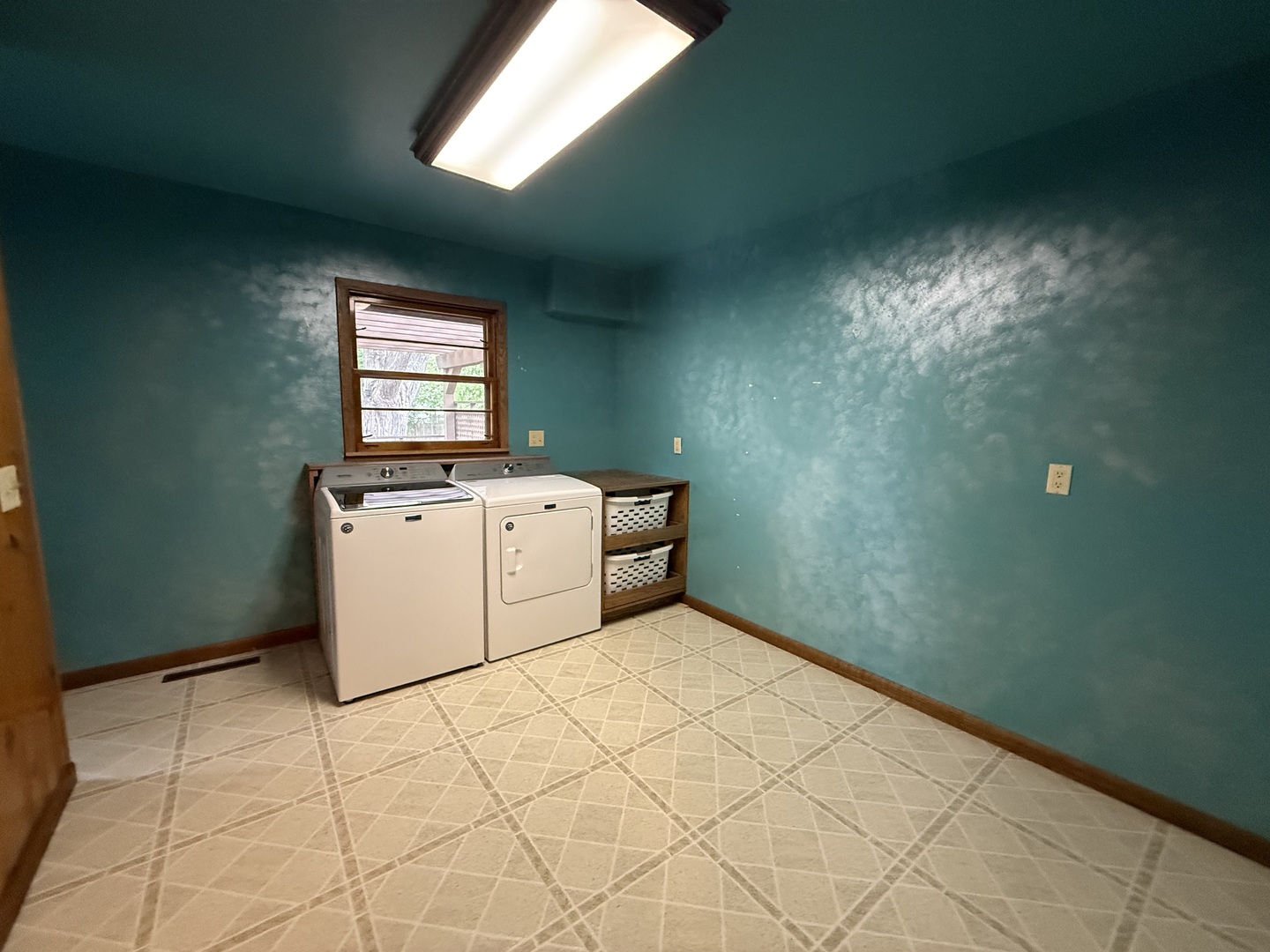 1048 Warren Street Henry, IL 61537 - Photo 19 of 26 a utility room with washer and dryer