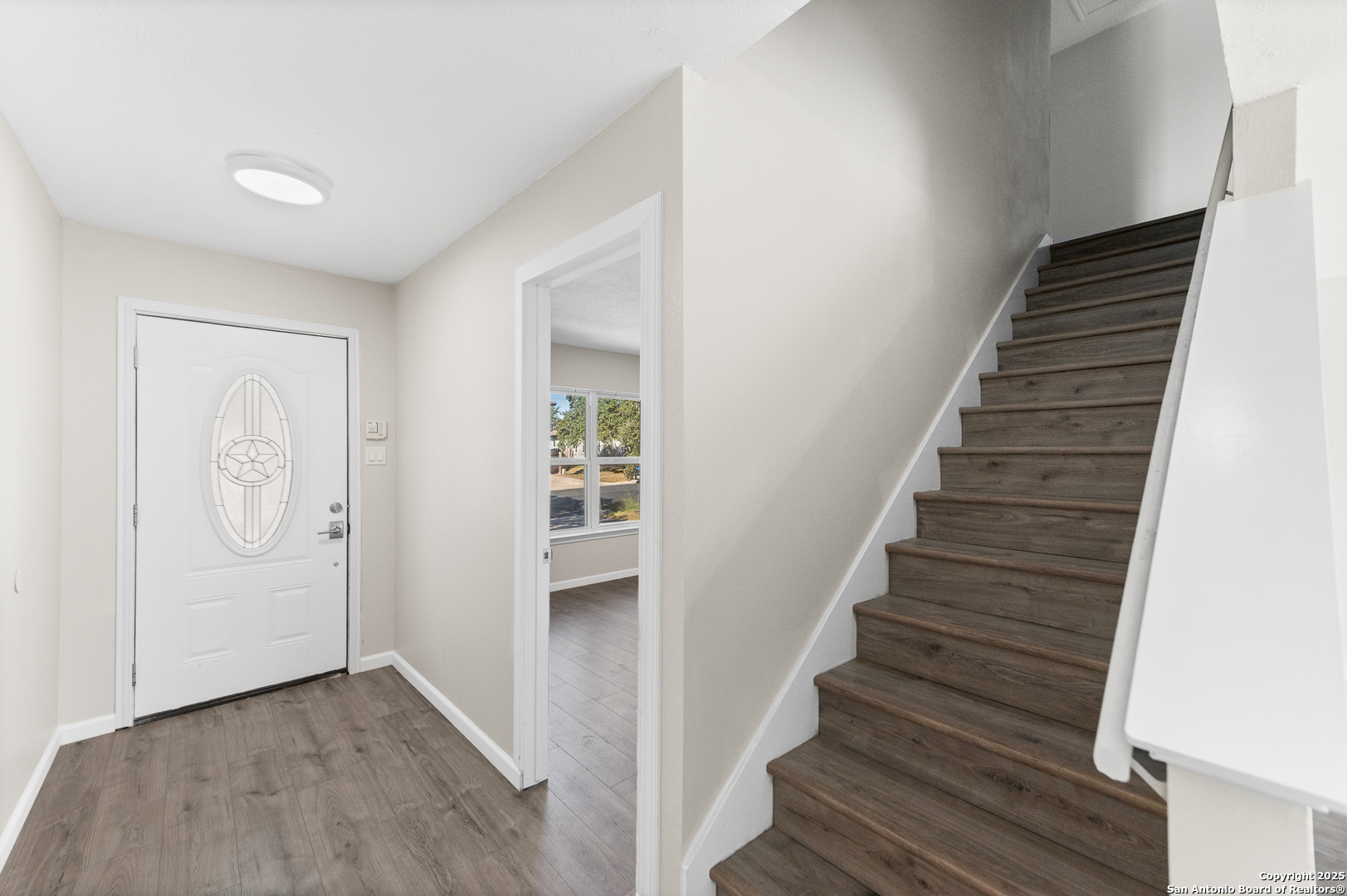 8010 Chestnut Gate Drive Converse, TX 78109 - Photo 11 of 37 a view of an entryway with wooden floor
