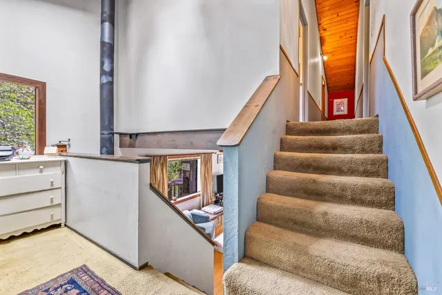 a view of entryway and kitchen