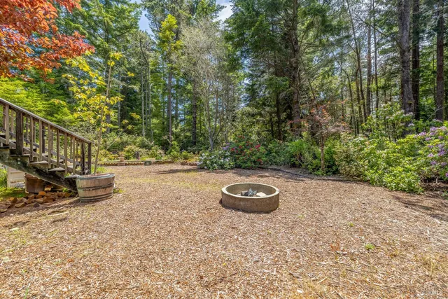 a view of an outdoor space with garden