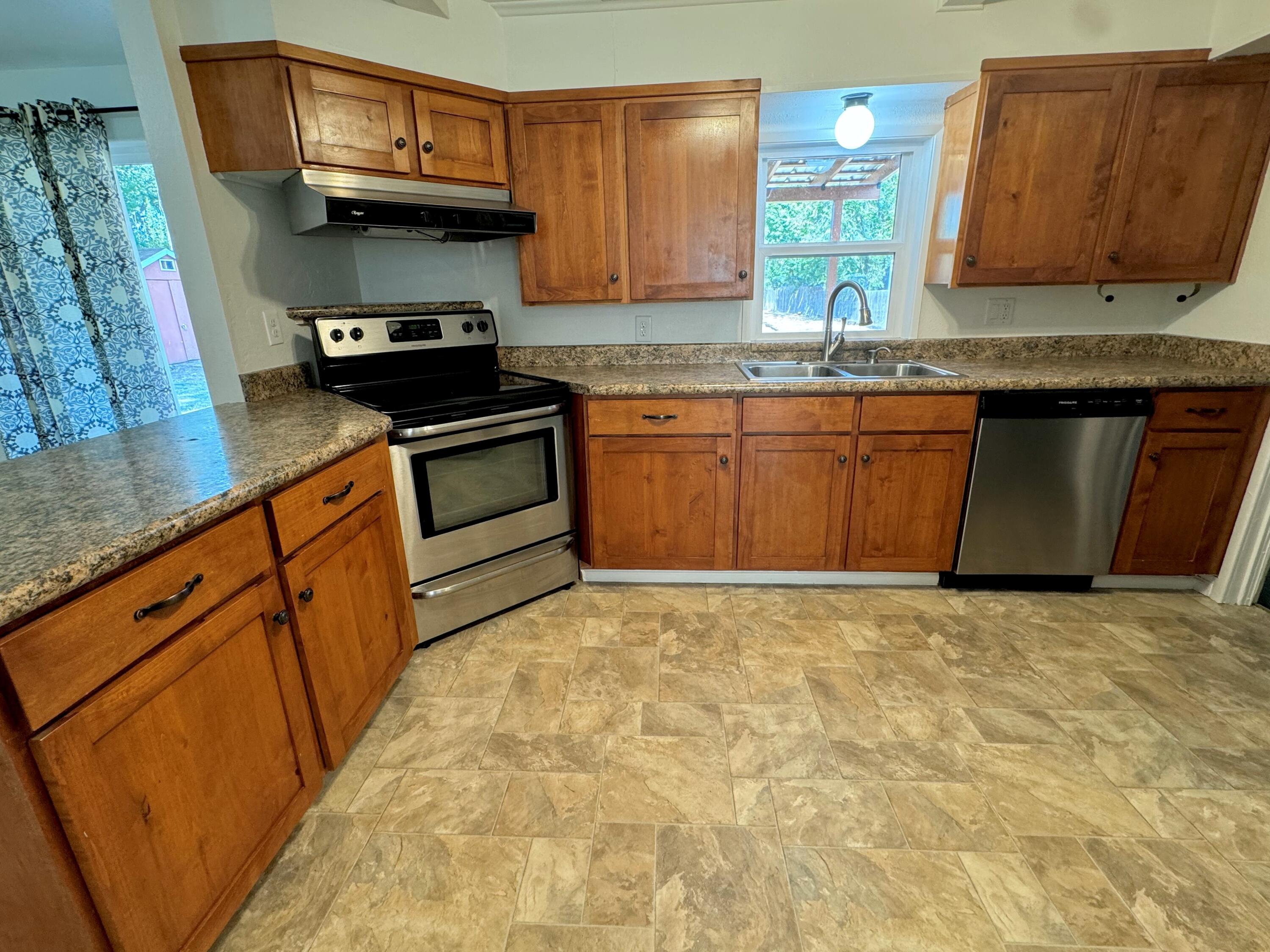6845 Pinehurst Street Central Point, OR 97502 - Photo 16 of 40 image016