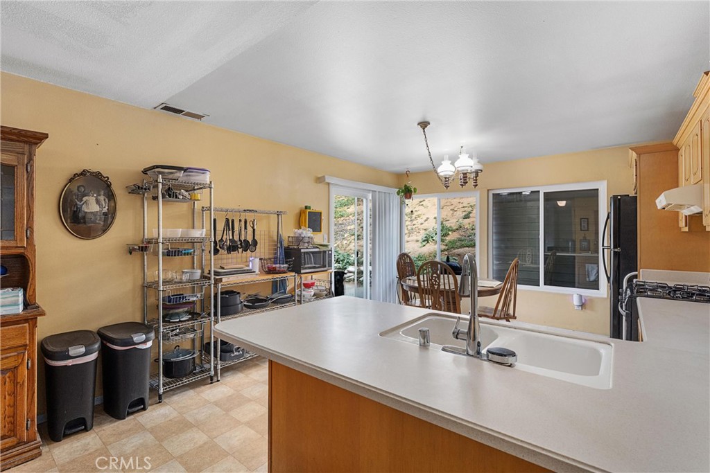 13462 Montego Drive Poway, CA 92064 - Photo 7 of 21 KITCHEN/DINING 2