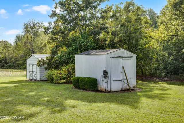 a view of a backyard with house