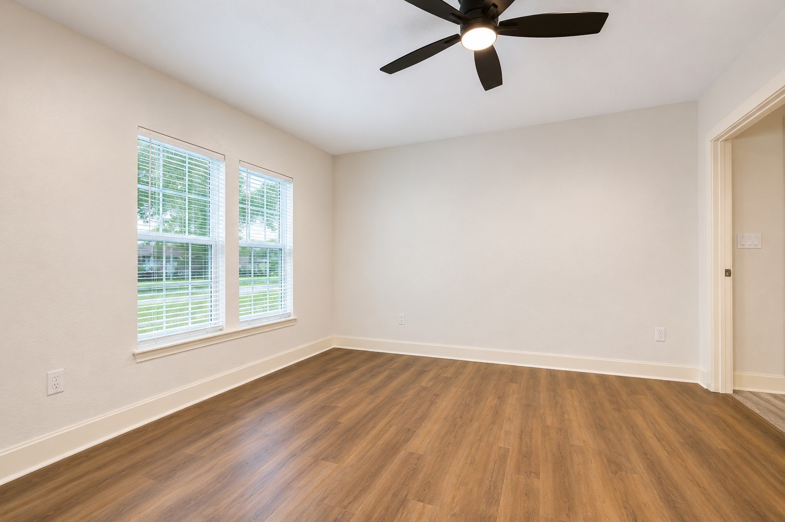 1011 North Valderas Street Angleton, TX 77515 - Photo 8 of 14 Primary Bedroom
