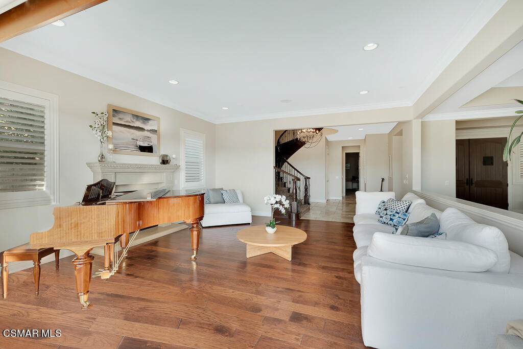 7379 Nicklaus Road Moorpark, CA 93021 - Photo 27 of 85 a living room with furniture and a large mirror with wooden floor
