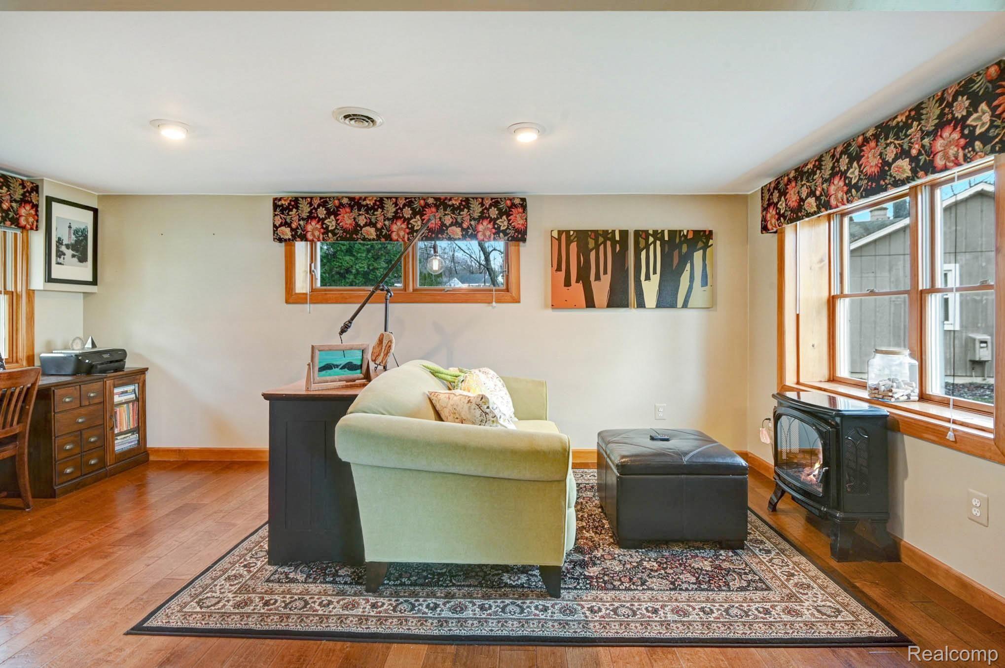 12061 Read Road Fenton, MI 48430 - Photo 9 of 31 5.jpg
