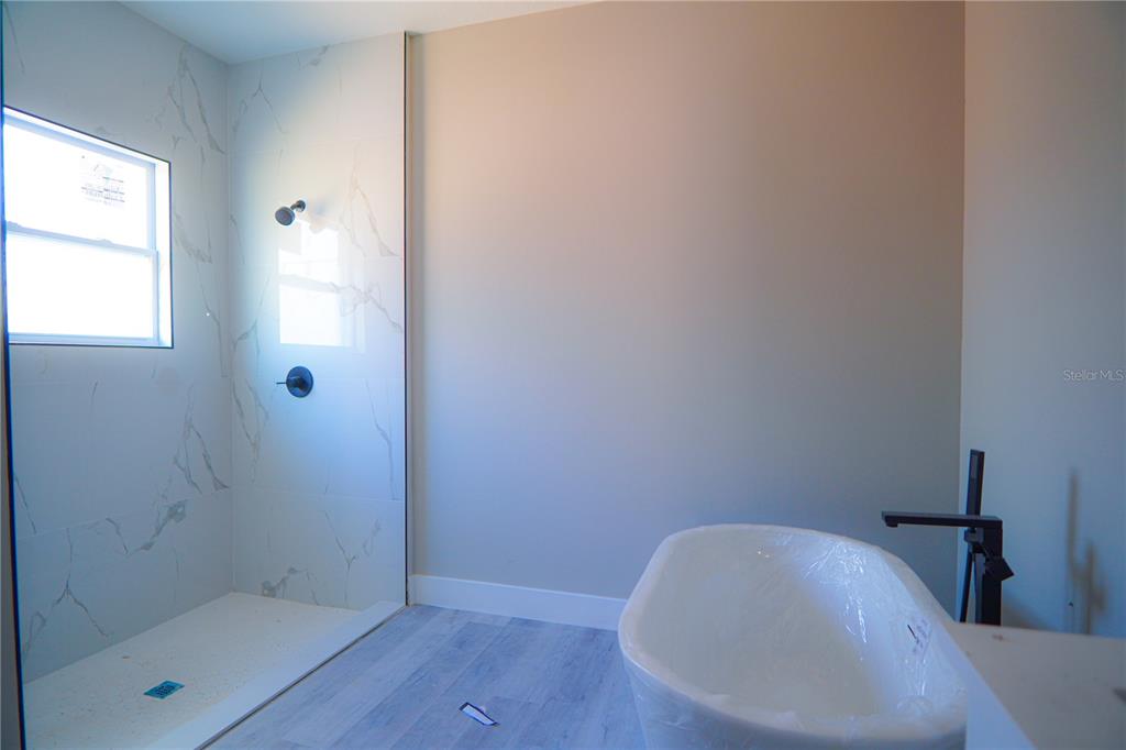 8413 Southwest 131st Lane Ocala, FL 34473 - Photo 14 of 28 a bathroom with a tub and window