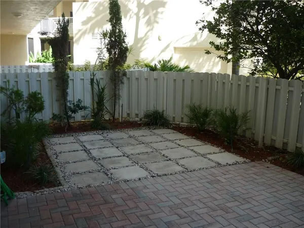 $2,400 | 3500 Oaks Clubhouse Drive, Pompano Beach, FL 33069