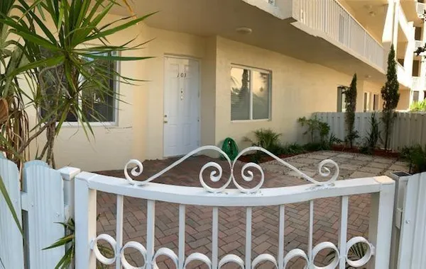 $2,400 | 3500 Oaks Clubhouse Drive, Pompano Beach, FL 33069