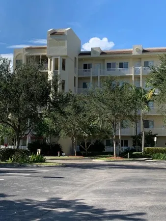 $2,400 | 3500 Oaks Clubhouse Drive, Pompano Beach, FL 33069