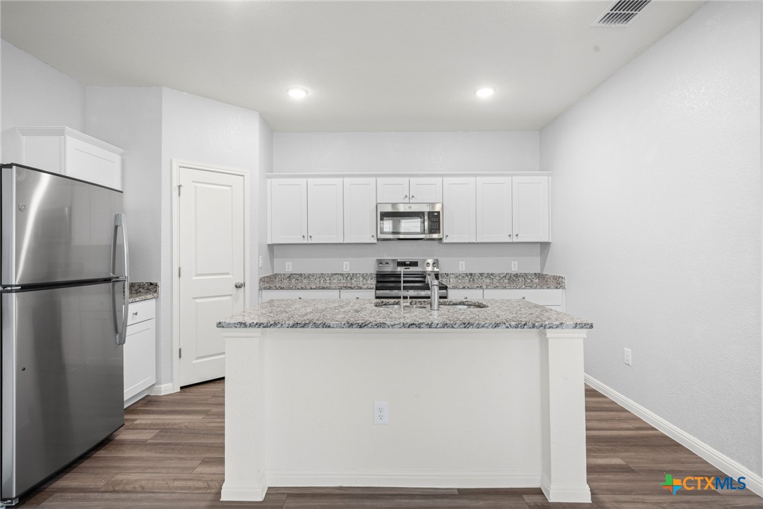 231 Enforcer Loop Jarrell, TX 76537 - Photo 11 of 41 Kitchen