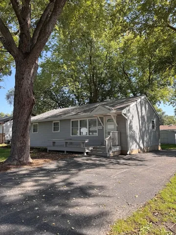 $2,100 | 113 Delaware Street, Crystal Lake, IL 60014