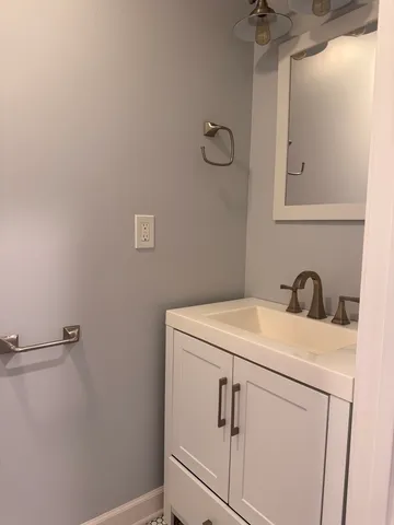 $2,100 | 113 Delaware Street, Crystal Lake, IL 60014