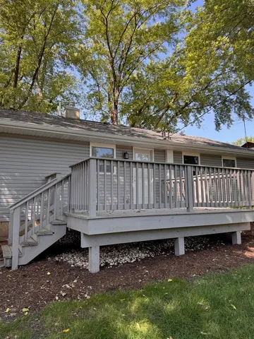 $2,100 | 113 Delaware Street, Crystal Lake, IL 60014