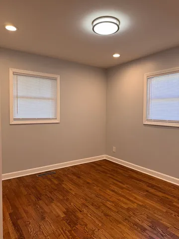 $2,100 | 113 Delaware Street, Crystal Lake, IL 60014