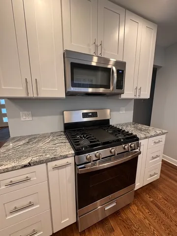 $2,100 | 113 Delaware Street, Crystal Lake, IL 60014