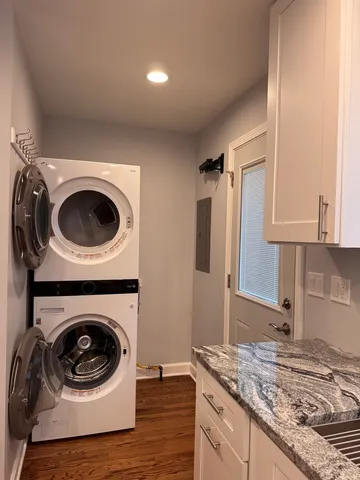 $2,100 | 113 Delaware Street, Crystal Lake, IL 60014