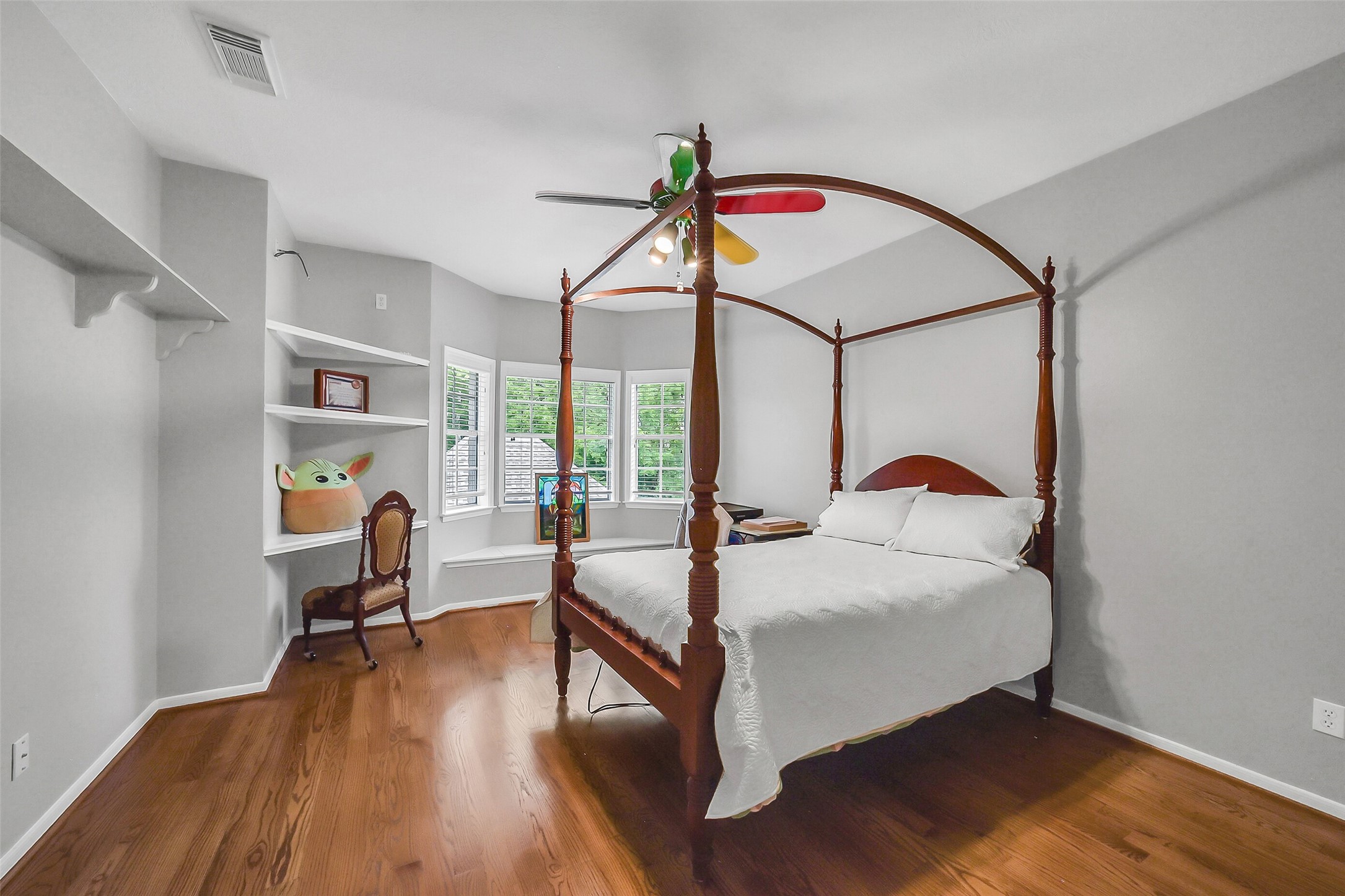 1260 Fries Road Houston, TX 77055 - Photo 32 of 42 4th Bedroom very Large with Corner Built In Shelving overlooking Backyard