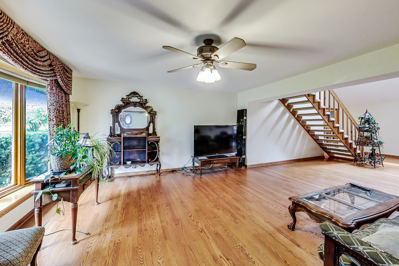 1149 North Doe Road Palatine, IL 60067 - Photo 6 of 46 a living room with furniture and a wooden floor
