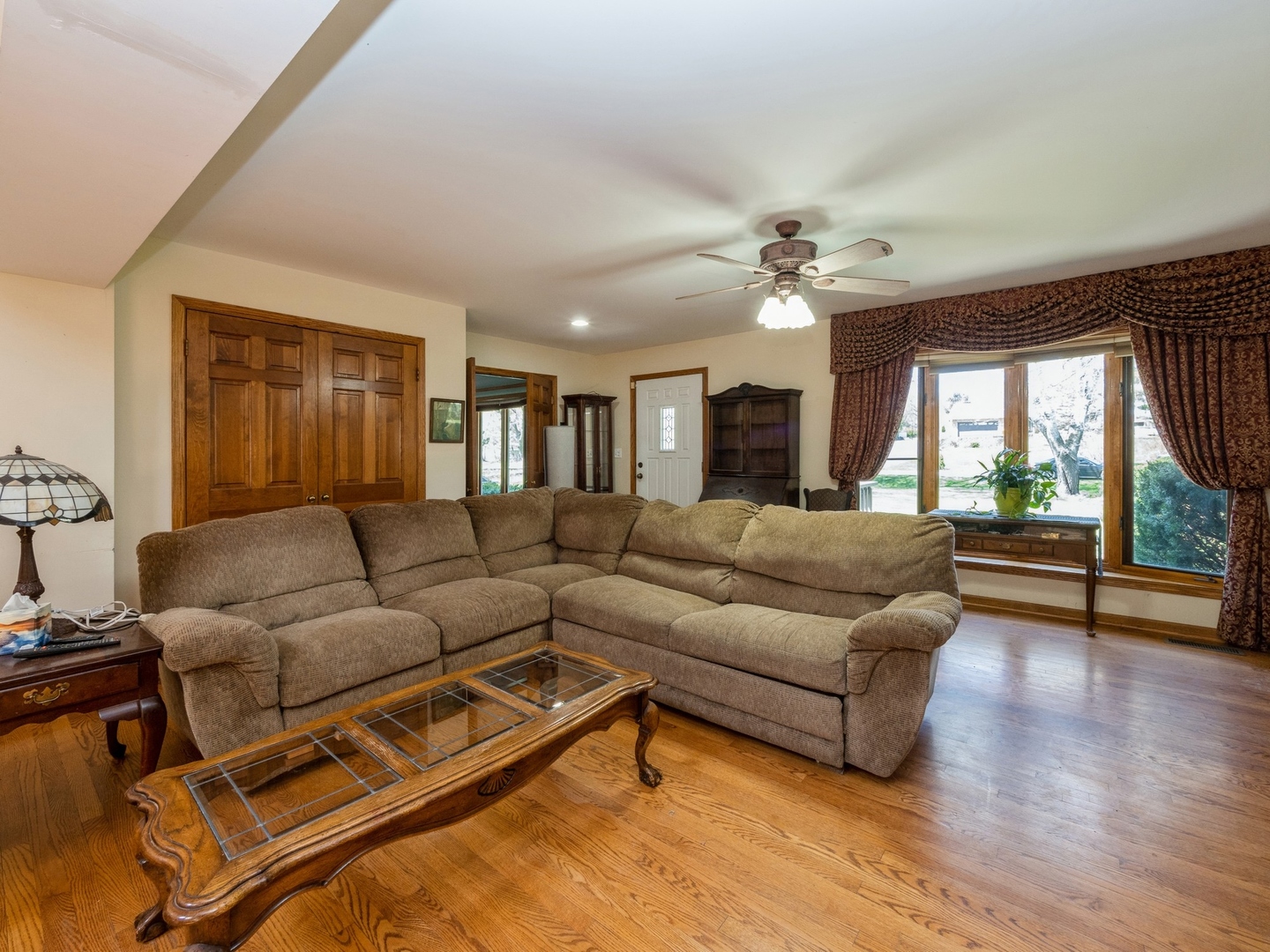 1149 North Doe Road Palatine, IL 60067 - Photo 8 of 46 a living room with furniture and a large window
