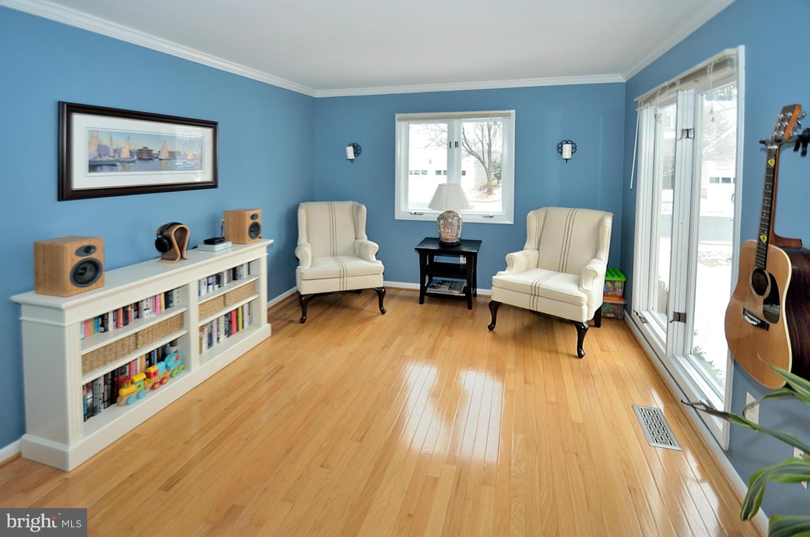 1283 Wedgewood Manor Way Reston, VA 20194 - Photo 6 of 27 a living room with furniture and a wooden floor