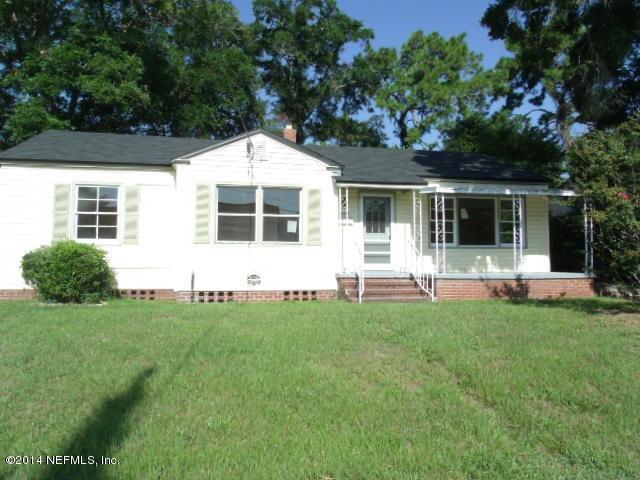 a front view of house with yard