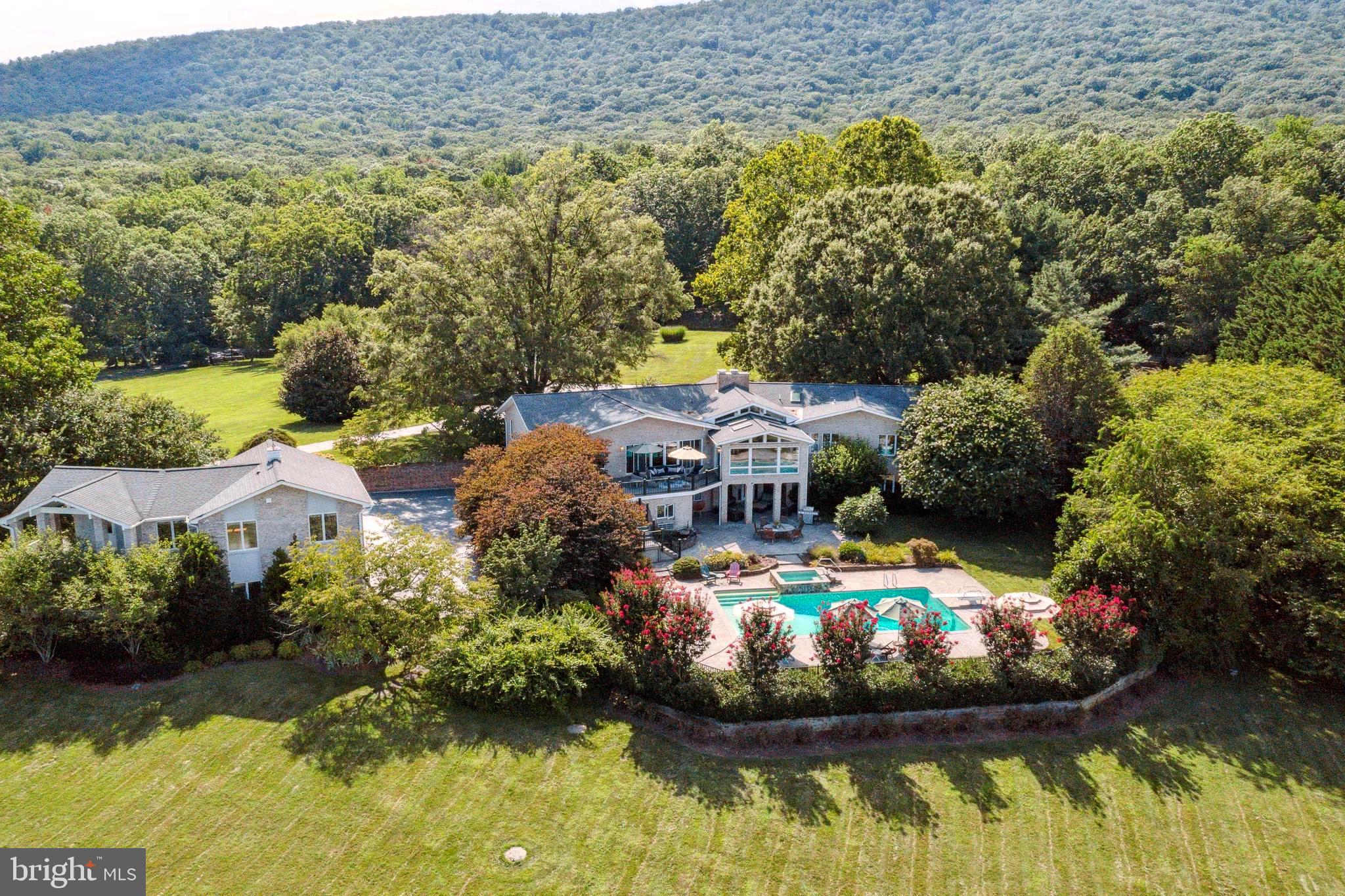 Stunning Estate on 5 acres !