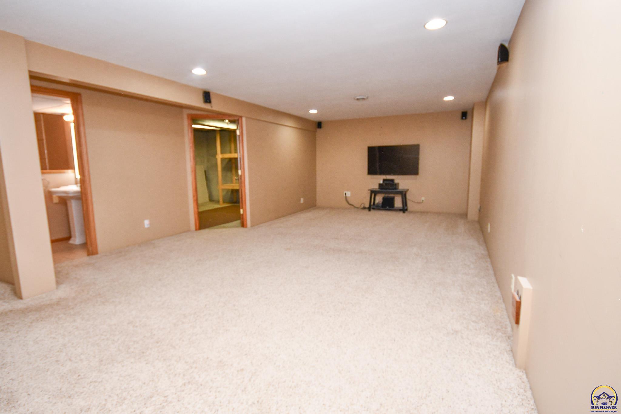 5619 Southwest 35th Street Topeka, KS 66614 - Photo 19 of 30