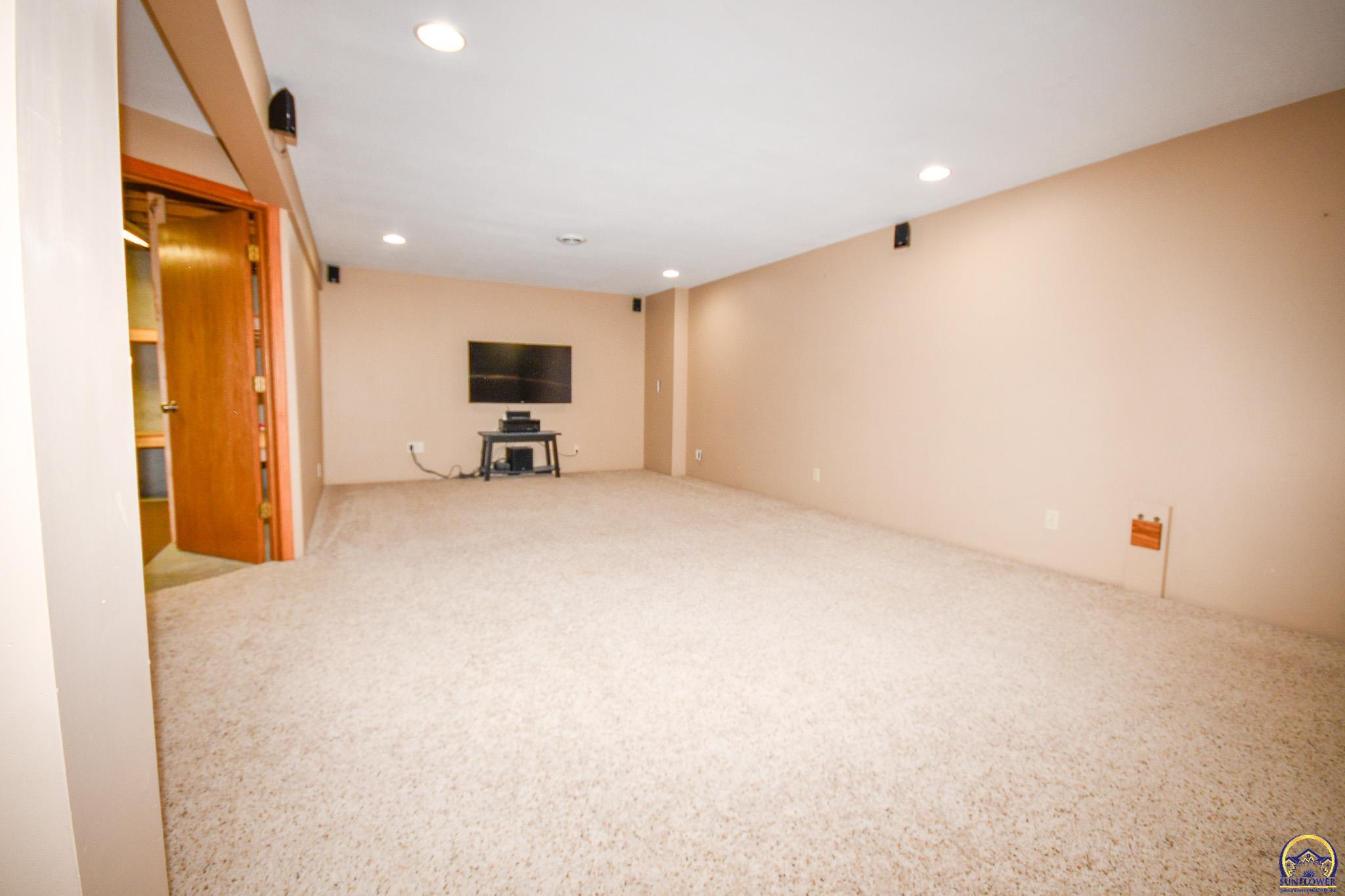 5619 Southwest 35th Street Topeka, KS 66614 - Photo 20 of 30