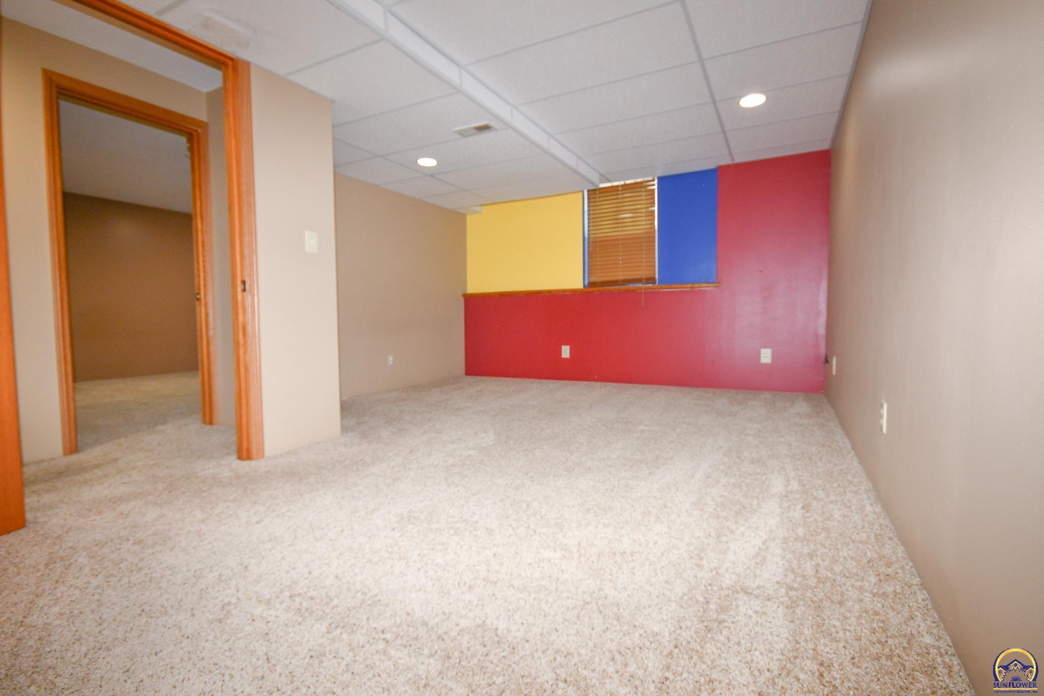 5619 Southwest 35th Street Topeka, KS 66614 - Photo 22 of 30