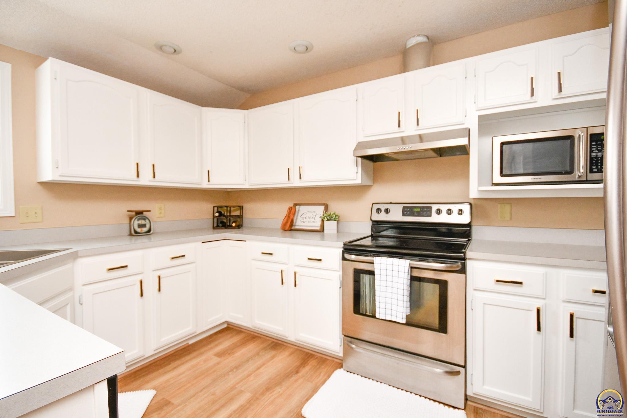 5619 Southwest 35th Street Topeka, KS 66614 - Photo 4 of 30