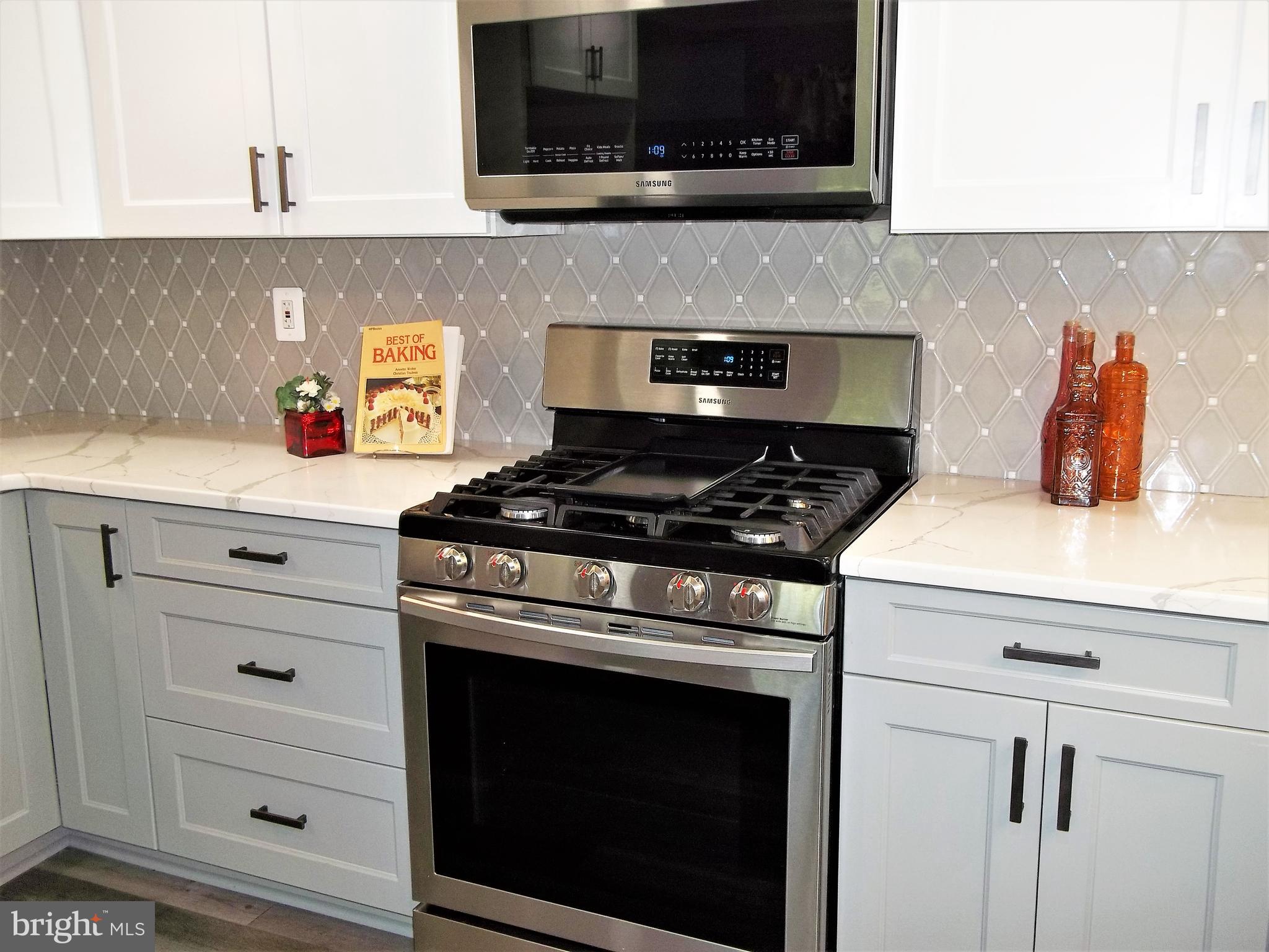 622 Southgate Road Aberdeen, MD 21001 - Photo 9 of 32 Stove & Microwave