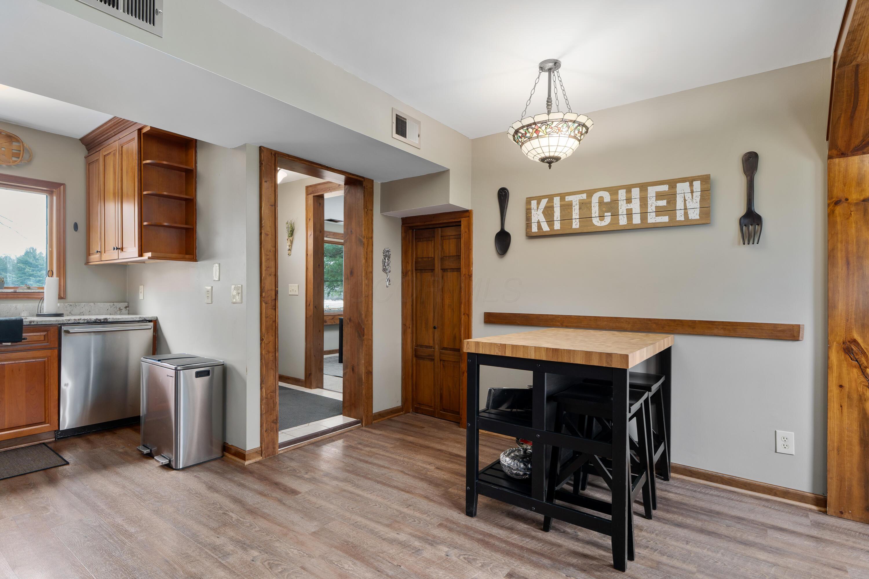 385 North Old State Road Delaware, OH 43015 - Photo 19 of 45 Kitchen with Eat In Space
