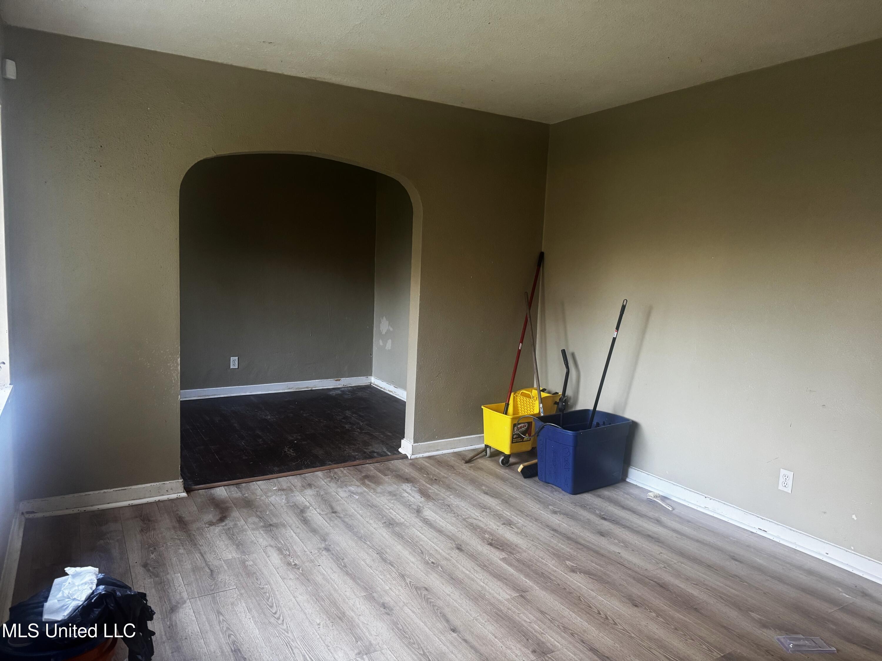 931 Stuart Street Jackson, MS 39204 - Photo 2 of 6 living-dining rm