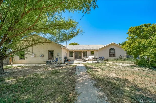 a view of a house with a yard