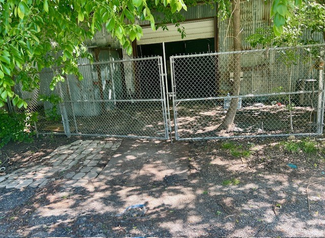7903 Leander Street Houston, TX 77012 - Photo 7 of 7 Side gate with small yard