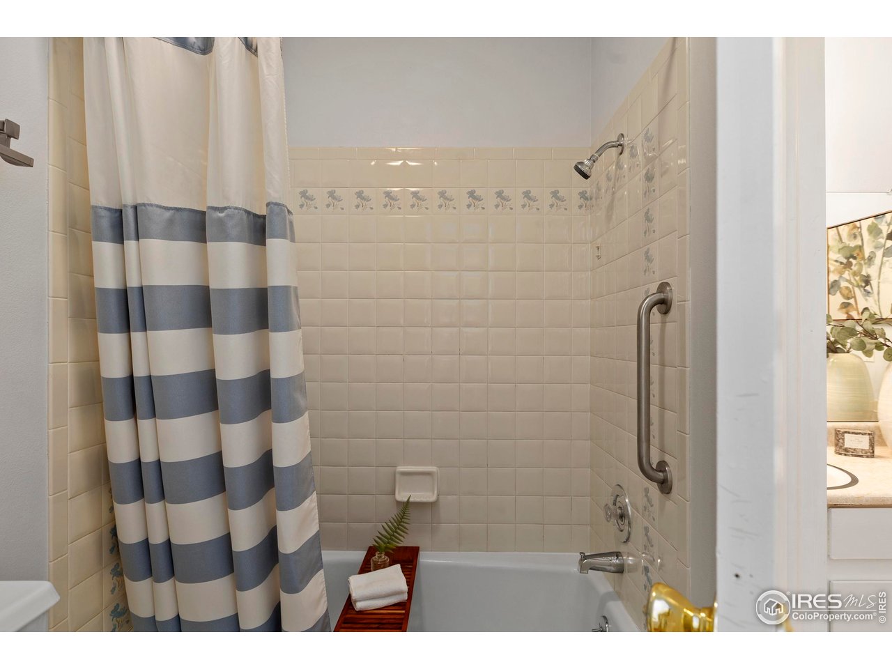 705 East Drake Road, Unit 40 Fort Collins, CO 80525 - Photo 20 of 33 Shared shower for the jack n jill bathroom!