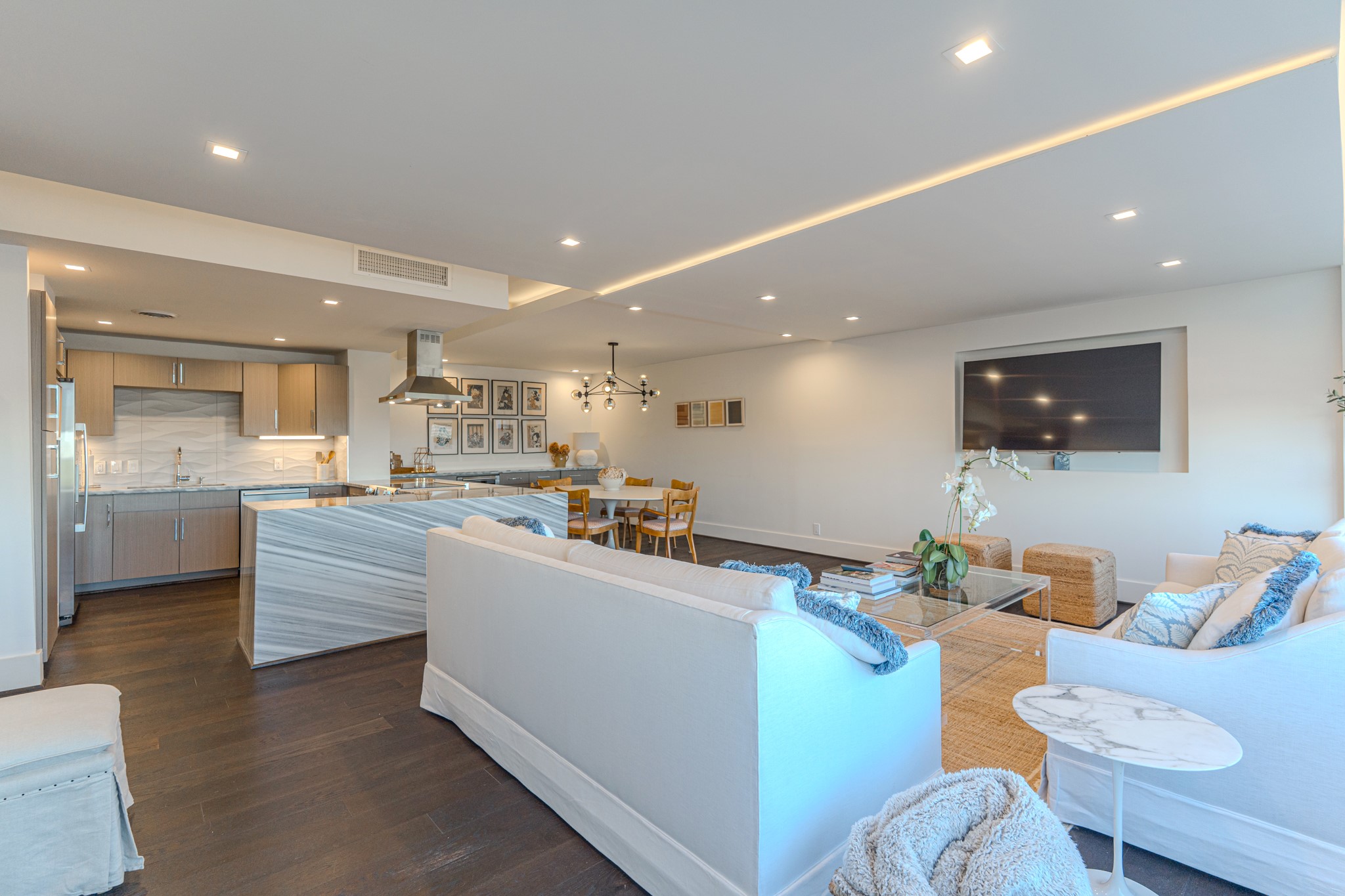 2701 Westheimer Road, Unit 6F Houston, TX 77098 - Photo 15 of 45 a living room with furniture and a flat screen tv