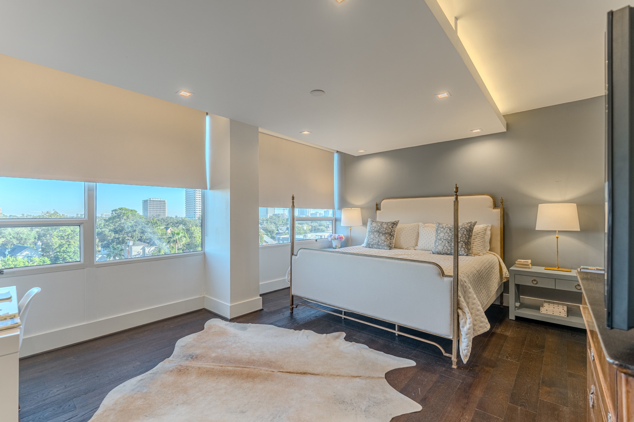 2701 Westheimer Road, Unit 6F Houston, TX 77098 - Photo 32 of 45 a room with a bed and a large window