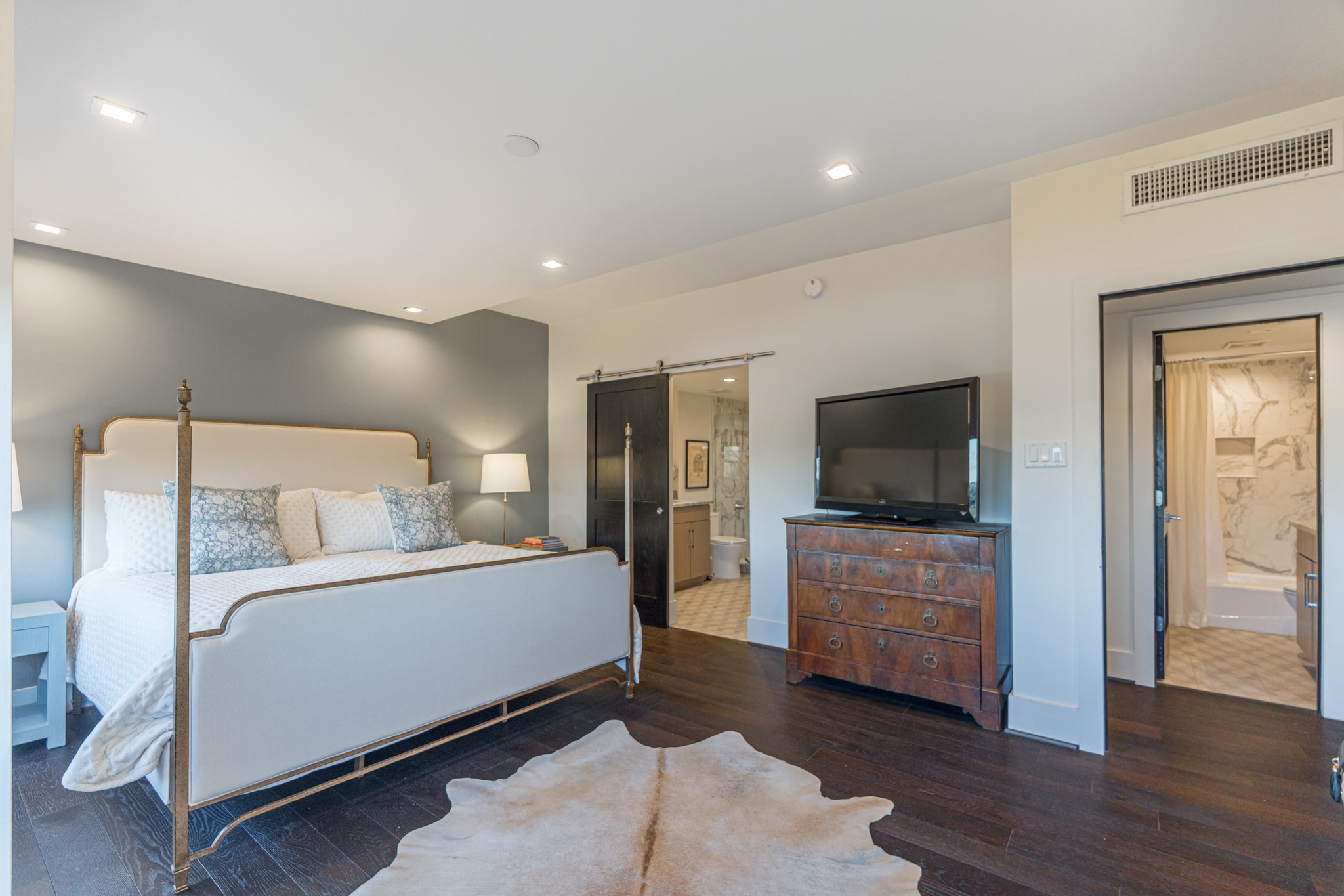 2701 Westheimer Road, Unit 6F Houston, TX 77098 - Photo 33 of 45 a room with a bed and a television in it