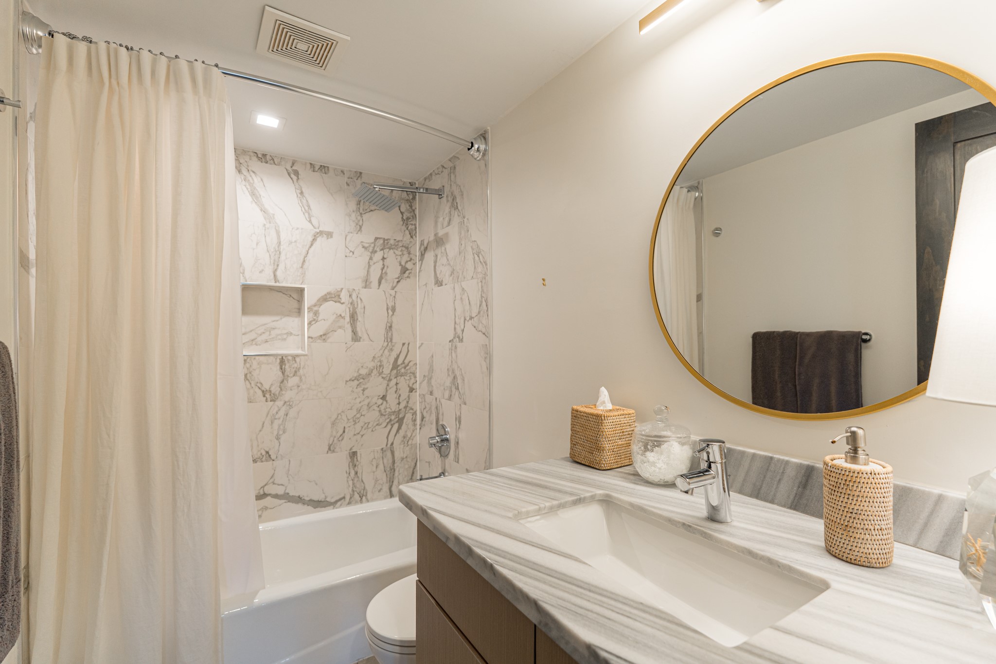 2701 Westheimer Road, Unit 6F Houston, TX 77098 - Photo 37 of 45 a bathroom with a sink a toilet and shower