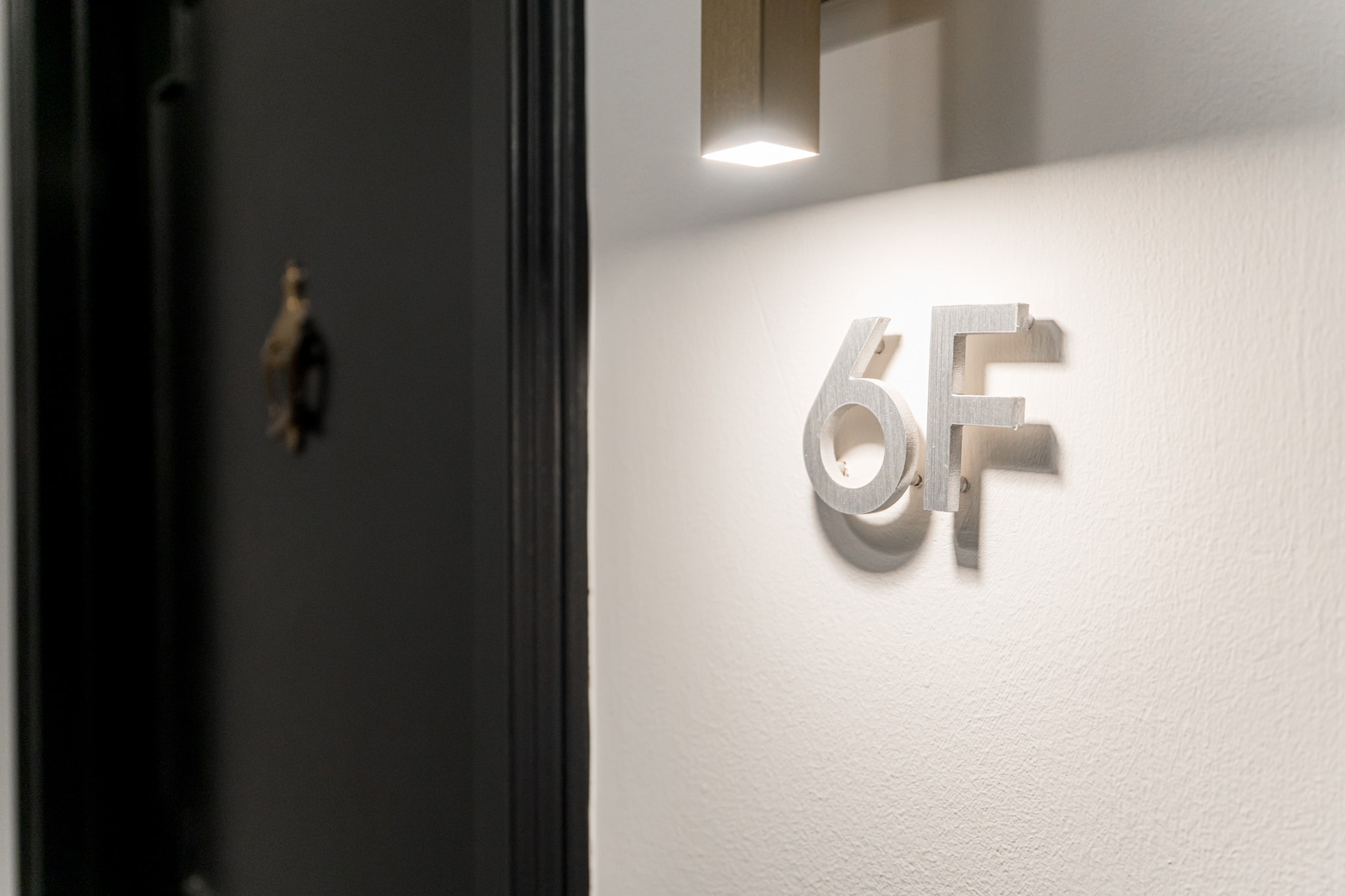2701 Westheimer Road, Unit 6F Houston, TX 77098 - Photo 40 of 45 a bathroom with a toilet and a mirror