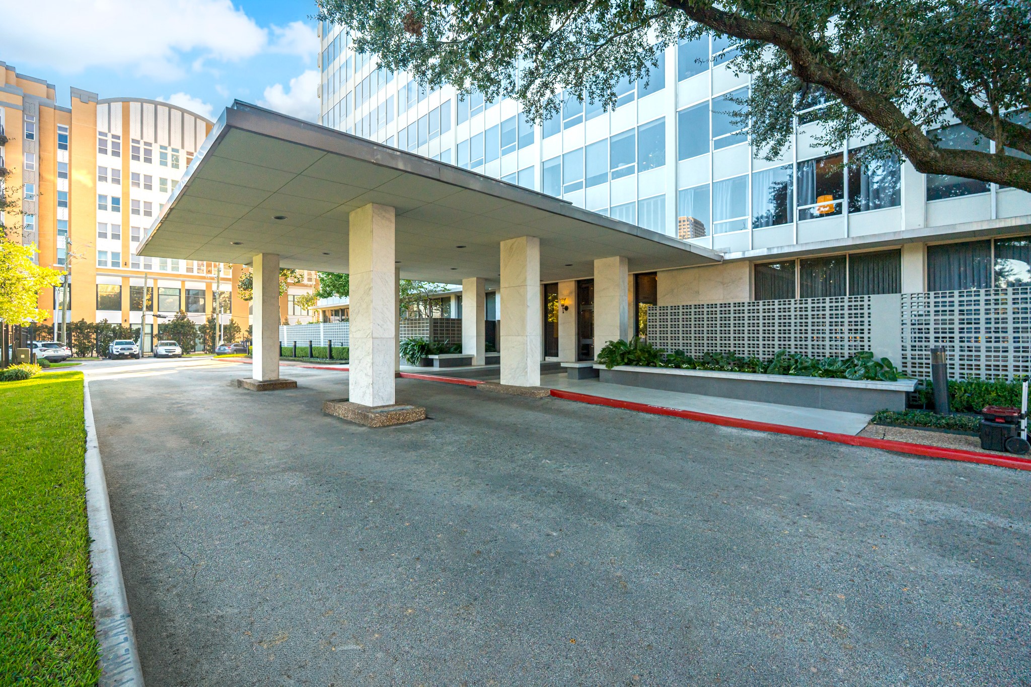 2701 Westheimer Road, Unit 6F Houston, TX 77098 - Photo 45 of 45 a view of a house with a street