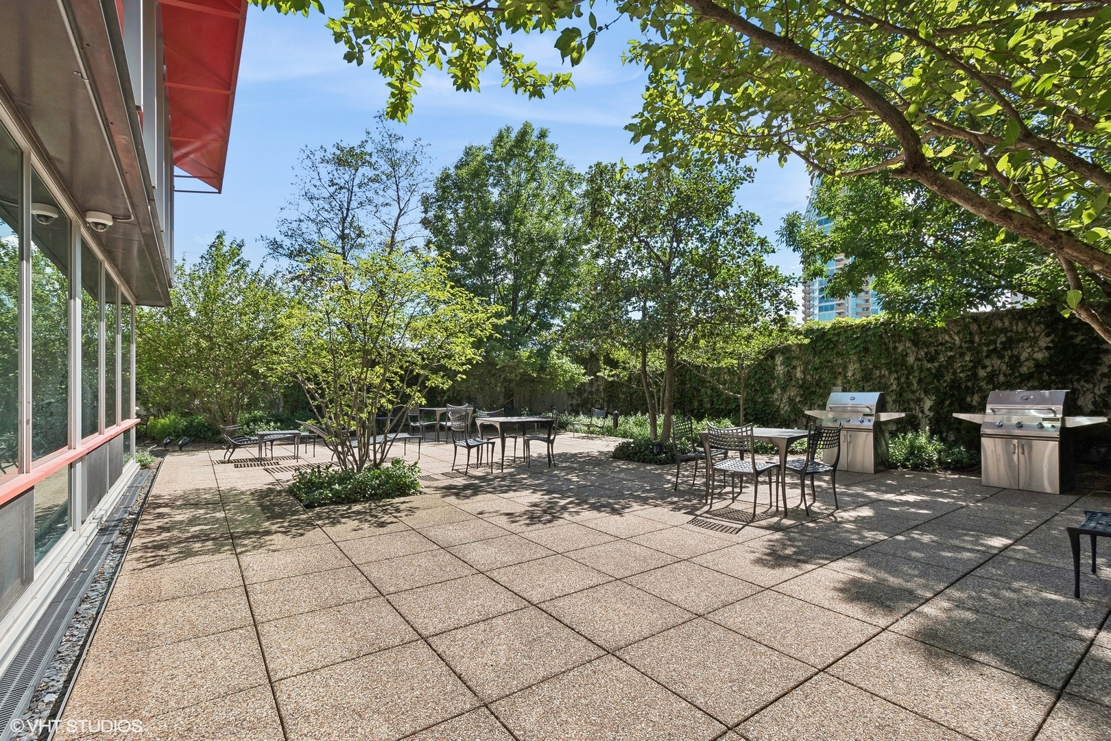 800 Elgin Road, Unit PH02 Evanston, IL 60201 - Photo 28 of 31 a view of a backyard with sitting area